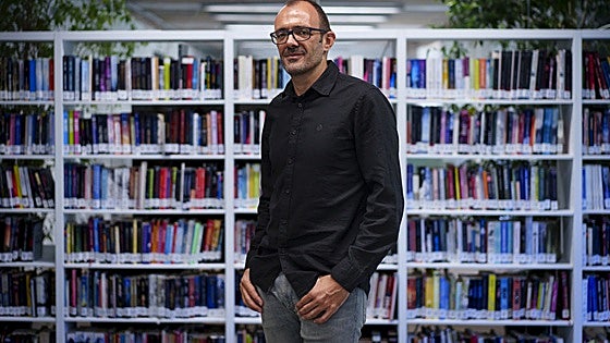 Los escritores Antonio Orihuela, Isaac Rosa y Joaquín Gómez, esta semana en la Biblioteca municipal de Mérida