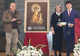 Genaro González Carballo, autor de la fotografía del cartel; Isabel Valle, presidenta de la hermandad de Aguasantas y Esteban Méndez, autor del logotipo de los 100 años del patronazgo de la Virgen.