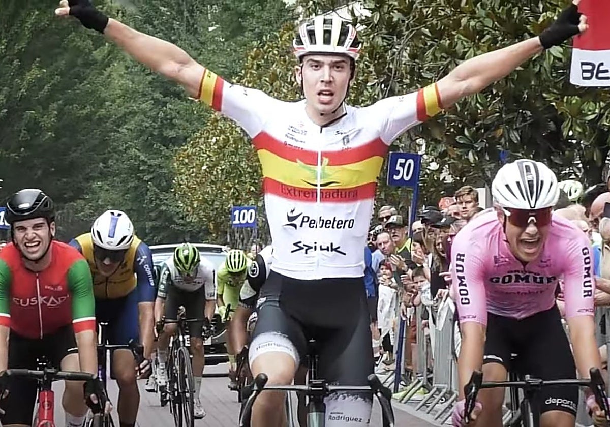 José María Martín alza los brazos como ganador de la Clásica de Loinatz.