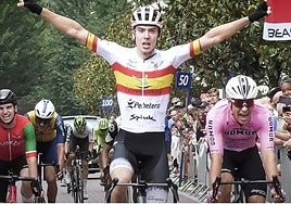 José María Martín alza los brazos como ganador de la Clásica de Loinatz.