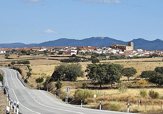 Carretera Nacional 521 entre Cáceres y Valencia de Alcántara, al fondo, Salorino.
