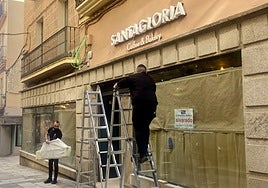 En el antiguo local de Tiendas Rojo se dan los últimos retoques para la apertura este jueves de Santa Gloria.