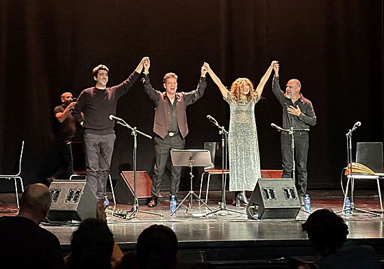 Santiago Auserón presentó su disco 'Nerantzi' en el que colabora la cantante malagueña Annie B Sweet.