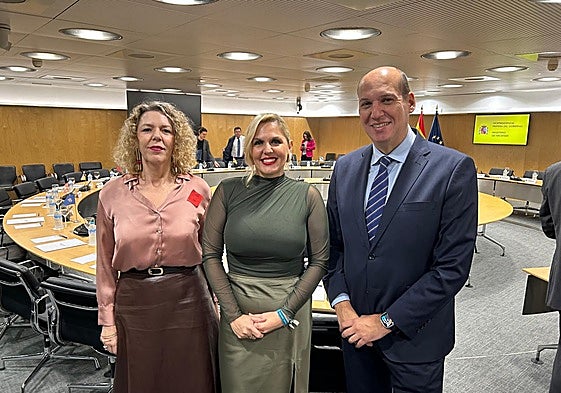 Rosa Ramos, Elena Manzano y Luis Alfonso Hernández Carrón, este lunes en Madrid.