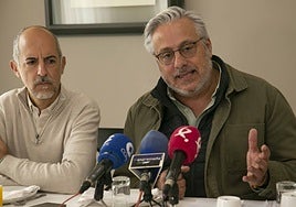 Ángel de las Heras, a la izquierda, junto a Miguel Valdés, en una rueda de prensa.