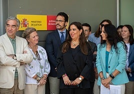 Beatriz Biedma, vestida de negro en la concentración del 11 de junio por la independencia judicial y en la que recibió el apoyo de sus compañeros a las puertas de los juzgados de Badajoz.