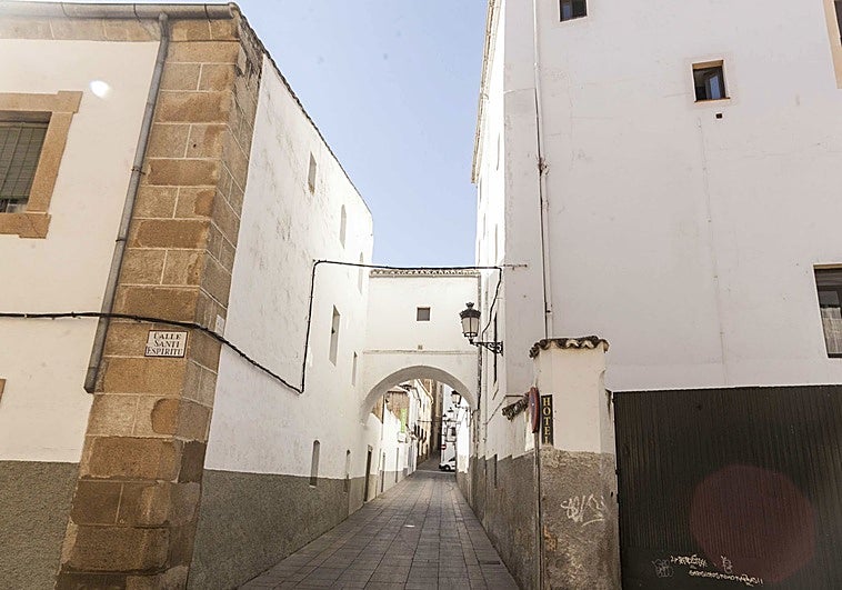 La pelea en la calle Ríos Verdes de Cáceres se saldó con una contusión craneal por un golpe con una barra de hierro