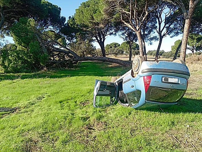 Dos heridos en un aparatoso accidente con vuelco cerca de Badajoz