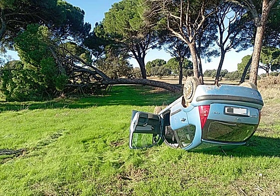 El vehículo quedó volcado fuera de la vía.