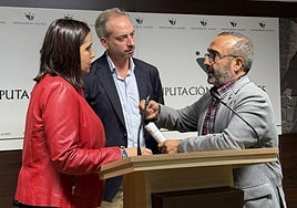 Los presidentes de Fedexcaza y de la Diputación de Cáceres, José María Gallardo y Miguel Ángel Morales, junto a la diputada delegada del área de Medio Ambiente, Transición Ecológica, Agricultura y Ganadería, Angélica García.