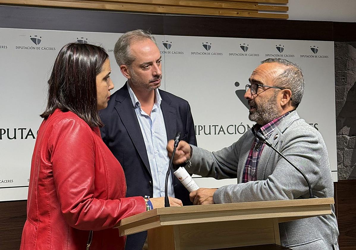 Los presidentes de Fedexcaza y de la Diputación de Cáceres, José María Gallardo y Miguel Ángel Morales, junto a la diputada delegada del área de Medio Ambiente, Transición Ecológica, Agricultura y Ganadería, Angélica García.