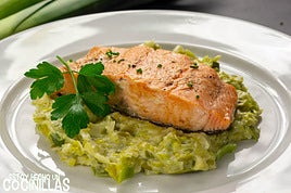 Salmón jugoso con puerros a la crema