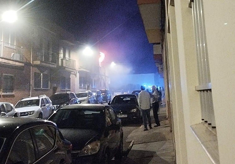 Daños materiales en el incendio de una vivienda en San Vicente de Alcántara