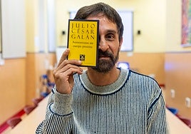 Julio César Galán, con uno de sus últimos libros.