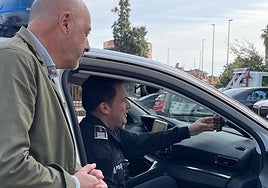 El concejal Pedro Muriel observa el funcionamiento del nuevo sistema