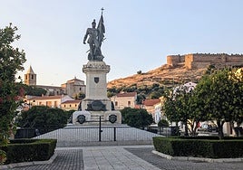 Estatua dedicada a Hernán Cortés en Medellín, su localidad natal.