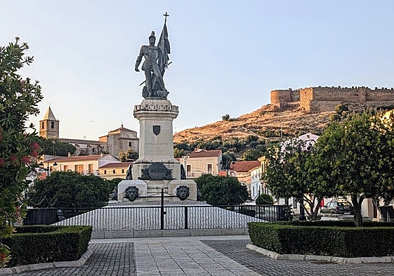Estatua dedicada a Hernán Cortés en Medellín, su localidad natal.