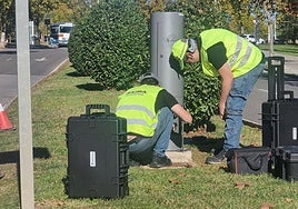 Dos operarios en la cabina para el radar instalado en la avenida Emérita Augusta, ayer.