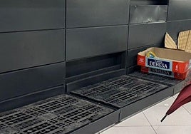 Un supermercado de Plasencia se queda sin abastecimiento de agua mineral.