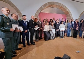 Foto de familia de los galardonados con las autoridades que presidieron el acto celebrado ayer.
