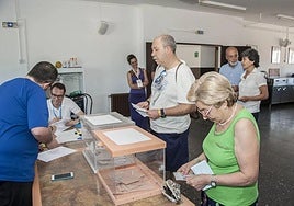 Votación en un colegio electoral de Badajoz en las elecciones de 2023.