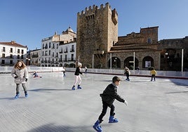 Imagen de archivo de la pista de hielo natural instalada hace unos años en la Plaza Mayor de Cáceres.