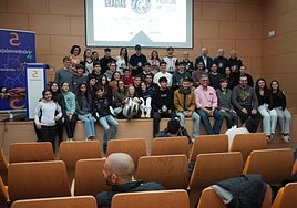 Foto de familia en la presentación del Club Atletismo Badajoz.