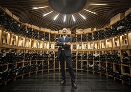 José Luis Paniagua, sumiller jefe de Atrio en la bodega del restaurante tres estrellas Michelin, a su regreso del viaje a Estados Unidos.