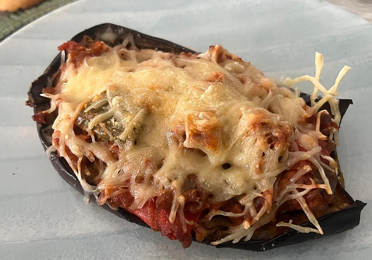 Berenjenas rellenas con verduras y queso gratinado