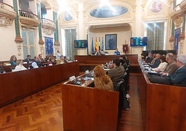 Los diputados, reunidos en el pleno este jueves para aprobar los Presupuestos de la Diputación de Badajoz.