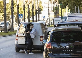 Un repartidor esta semana en Badajoz.