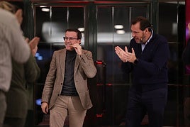 Óscar Puente aplaude a Miguel Ángel Gallardo antes de su intervención.