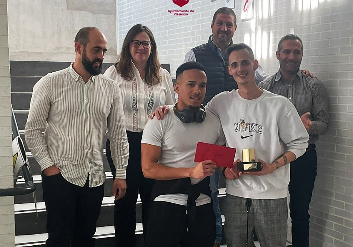 Alumnos de la Escuela Municipal de Cocina, con el galardón.