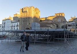 Inicio del montaje de la pista de hielo en la Plaza Mayor.