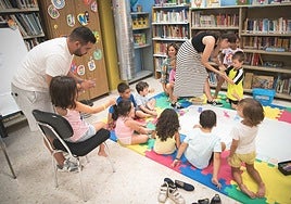 Niños y monitores en la ludoteca infantil de Navidad en la biblioteca de la Zona Sur.
