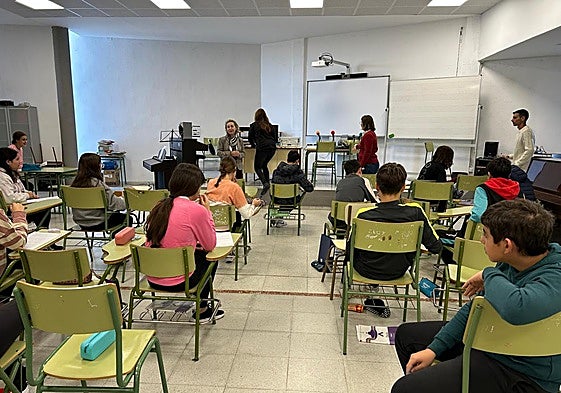 La consejera Mercedes Vaquera visitó el jueves el IES Castuera, que tiene implantado el programa contra el acoso 'Ayuda entre iguales. Alumno acompañante'.