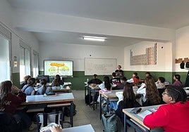 Alumnos en el instituto de Castuera, uno de los que renovará parte del mobiliario.