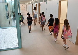 Imagen de archivo de una maestra con alumnos en un colegio.