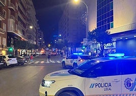 Efectivos de bomberos y policías intervienen en Segura Otaño por el incendio de contenedores soterrados
