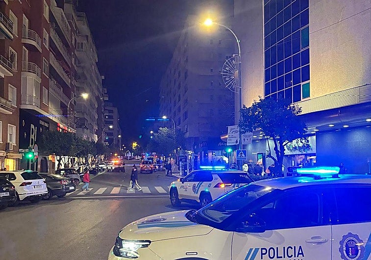 Efectivos de bomberos y policías intervienen en Segura Otaño por el incendio de contenedores soterrados