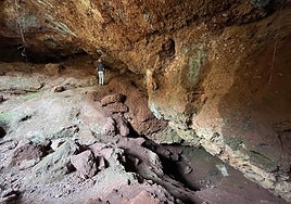 Interior de la cueva del Conejar.