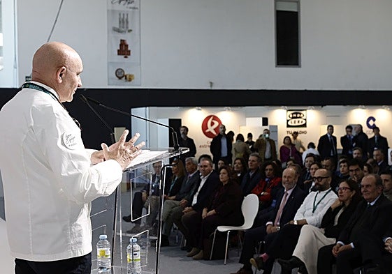Toño Pérez, chef de Atrio, en Cáceres, esta mañana en Ifeba dirigiéndose a los asistentes durante la inauguración de la Feria Espiga.