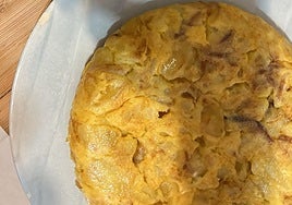 Tortilla de patatas casera, jugosa y rápida