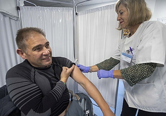Una enfermera vacuna a un hombre en una de las jornadas de tarde y sin cita en esta campaña.