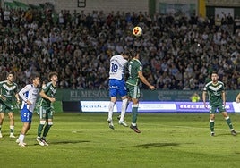 Diego Gómez trata de cabecear un balón en el duelo ante el Tenerife.