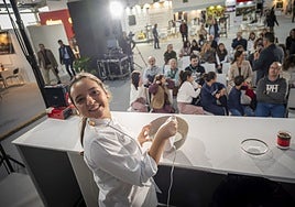 Olivia, finalista de Másterchef junior en 2022, este sábado en la Feria Espiga haciendo una tarta de limón.