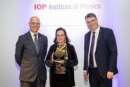 Aurora Gutiérrez Sosa recogiendo el premio en Inglaterra.