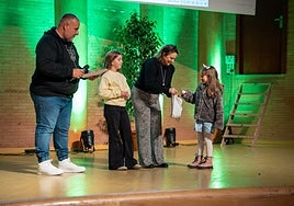 Una niña elige esta mañana una bola para determinar el orden de las agrupaciones para el concurso del Carnaval Romano.