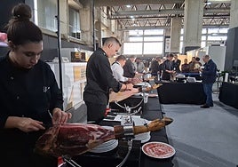 Momento del concurso de cortadores de Jamón celebrado este domingo en Ifeba.