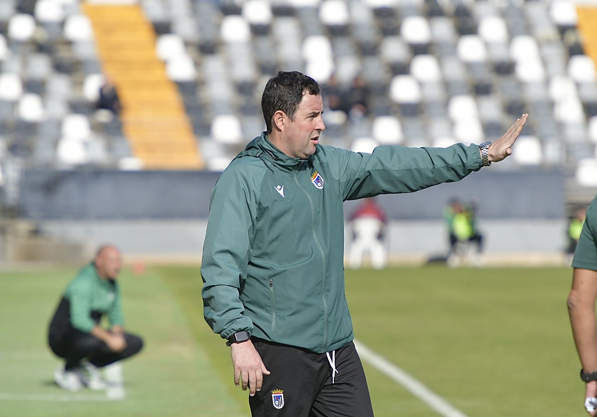 Miguel Ángel Ávila da instrucciones a sus jugadores en su debut como entrenador del Badajoz ante el Villanovense en el Nuevo Vivero.
